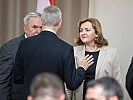 Kursdirektor Jochen Rehrl im Gespräch mit Außenministerin Natalia Gherman und Verteidigungsminister Viorel Cibotaru.