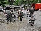 Rund 300 Soldaten helfen der Bevölkerung.