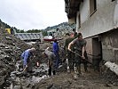 Die Helfer werden vorwiegend für Arbeiten mit der Schaufel benötigt.