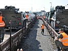 Fest verzurrt stehen die Bundesheerfahrzeuge für den Eisenbahntransport bereit.