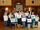 Die Gewinner des Kindermalwettbewerbes "Kinder zeichnen für den Frieden".