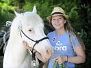 Wachtmeister Barbara Poczek und ihr Pferd "Schnuffel" sammeln zugunsten der Kinder.