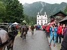 Ankunft am "Pinzgauer Dom" – vor der Wallfahrtskirche wurde der Gottesdienst abgehalten.