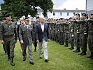 Verteidigungsminister Klug, Generalstabschef General Commenda und Brigadier Hofbauer schreiten die Front ab.