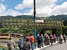 In einem Stück wird die 40 Tonnen Brücke überhoben.