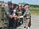 Ein Bundesheer-Trainer gratuliert einem moldawischen Kameraden.