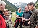 V.l.: Ernst Löschner, Marko Feingold. Ulrike Lunacek (Europa-Abgeordnete und Vizepräsidentin des Europa-Parlaments) und Oberst Pritz im Gespräch.