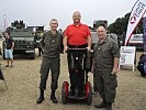 Landtagspräsident Harry Kopietz mit Militärkommandant Brigadier Kurt Wagner und Oberst Stefan Koutnik.