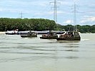 Die Boote positionieren sich auf der Donau.