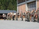 Vor dem Stall des Tragtierzentrums wird zu einem gemeinsamen Bild Aufstellung genommen.