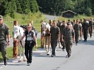 Gemeinsam bewältigen die Haflinger des Tragtierzentrums und Schnuffel die letzten Meter bis ins Lager.