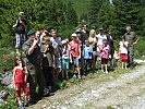 Die Kinder mit Dekan Werner Seifert und Oberst Willi Tilg sowie mit den Betreuern.