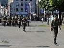 Marsch durch Bregenz mit Militärmusik und Ehrenkompanie.