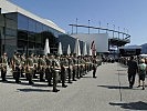 Aufstellung der Ehrenformation vor dem Festspielhaus.