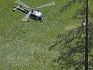 Eine Alouette III fliegt benötigtes Baumaterial auf die Baustelle.