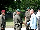 Brigadier Wörgötter begrüßt Verteiidigungsminister Klug in Klagenfurt.