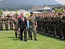 Militärkommandant Ernst Konzett, Landesrat Erich Schwärzler (vorne) sowie Doris Amann und Oberstleutnant Stefan Schneider mit den Soldaten.