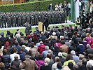 Viele Gäste und Besucher bereiten den Soldaten einen festlichen Empfang.