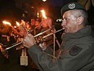 Die Militärmusik Burgenland spielt den Großen Österreichischen Zapfenstreich.