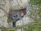 Gemeinsam mit der Alpinpolizei wird die Umgebung für eine Sprengung gesichert.