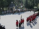 Die angetretenen Formationen am Platz vor dem Urichhaus am Bergisel.