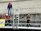 Die Bühne 'hängt' an der Brücke...