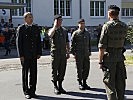 Oberstleutnant Manfred Scheucher meldet die angetretene Truppe zur Verabschiedung.