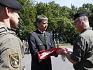 Militärkommandant Zöllner überreicht die Dienstflagge an Bürgermeister Winkelmaier.