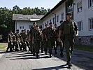 Ausmarsch der Fehringer Soldaten mit Abordnungen und Militärmusik.