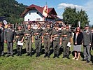 Die an der Insignie angelobten Rekruten erhalten Erinnerungsurkunden überreicht.