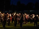 Soldaten wie Fackelträger genossen den abschließenden Applaus.