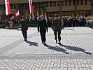 Abschreiten der Front, Oberst Klaus Zweiker und Landtagsabgeordneter Anton Pertl.