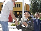 Generalleutnant Bernhard Bair ehrte die Sieger des Sportbewerbs.