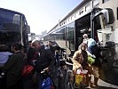 Busse des Bundesheeres im Pendelverkehr zwischen Nickelsdorf und Wien.