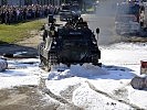 Die Gefechtsvorführung wartete mit schweren Geräten und Pyrotechnik auf.