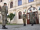 Begrüßung des hohen deutschen Offiziers im Schlosshof.