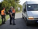 An Grenzübergängen kontrollieren Soldaten gemeinsam mit der Polizei.