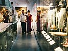 Führungen durch die Ausstellung zum Ersten Weltkrieg verkürzten die Wartezeit bis zu Eröffnung.