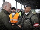 Gerald Klug besuchte die Soldaten an der burgenländischen Grenze.