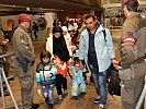 Der Zugang zu den Notunterkünfte der Flüchtlinge wird von Soldaten gesichert.