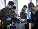 Viele tausend Portionen Essen geben Soldaten des Bundesheeres jeden Tag an Flüchtlinge aus.