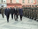 Die politisch und militärisch Höchstanwesenden beim Abschreiten der Front am Hauptplatz in Leoben.