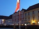 Stimmungsvolles Bild der angetretenen Soldaten bei der Angelobung am frühen Abend in Leoben.