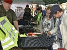 Kathi und Heinz wurden von Major Andreas Fink über die Straßenschnellsperre informiert.