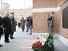Bundespräsident Fischer und Minister Klug vor dem Denkmal für Carl Szokoll im Innenhof des Ministeriums.