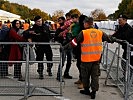 Polizisten und Soldaten betreuen die Ankommenden.