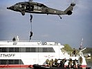 Zugriff: Von einem S-70 "Black Hawk" seilen sich die Soldaten auf das Schiff ab.