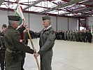 Brigadier Rupert Stadlhofer übergibt die Insignien des Überwachungsgeschwaders an Oberst Franz Six.