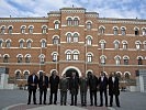 Die Schweizer Delegation im Carl Szokoll-Hof des Verteidigungsministeriums.