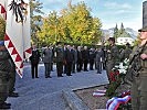 Die russische Delegation erweißt ihren gefallenen Soldaten die Ehre.